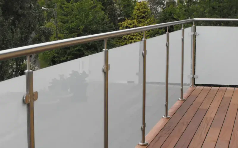 glass-balustrade-with-privacy-glass